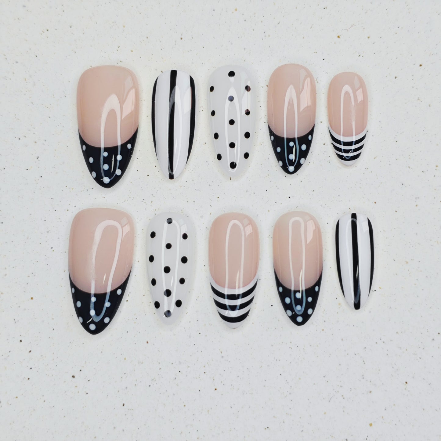 Minimalist Beat Press on Nails - black &  white color