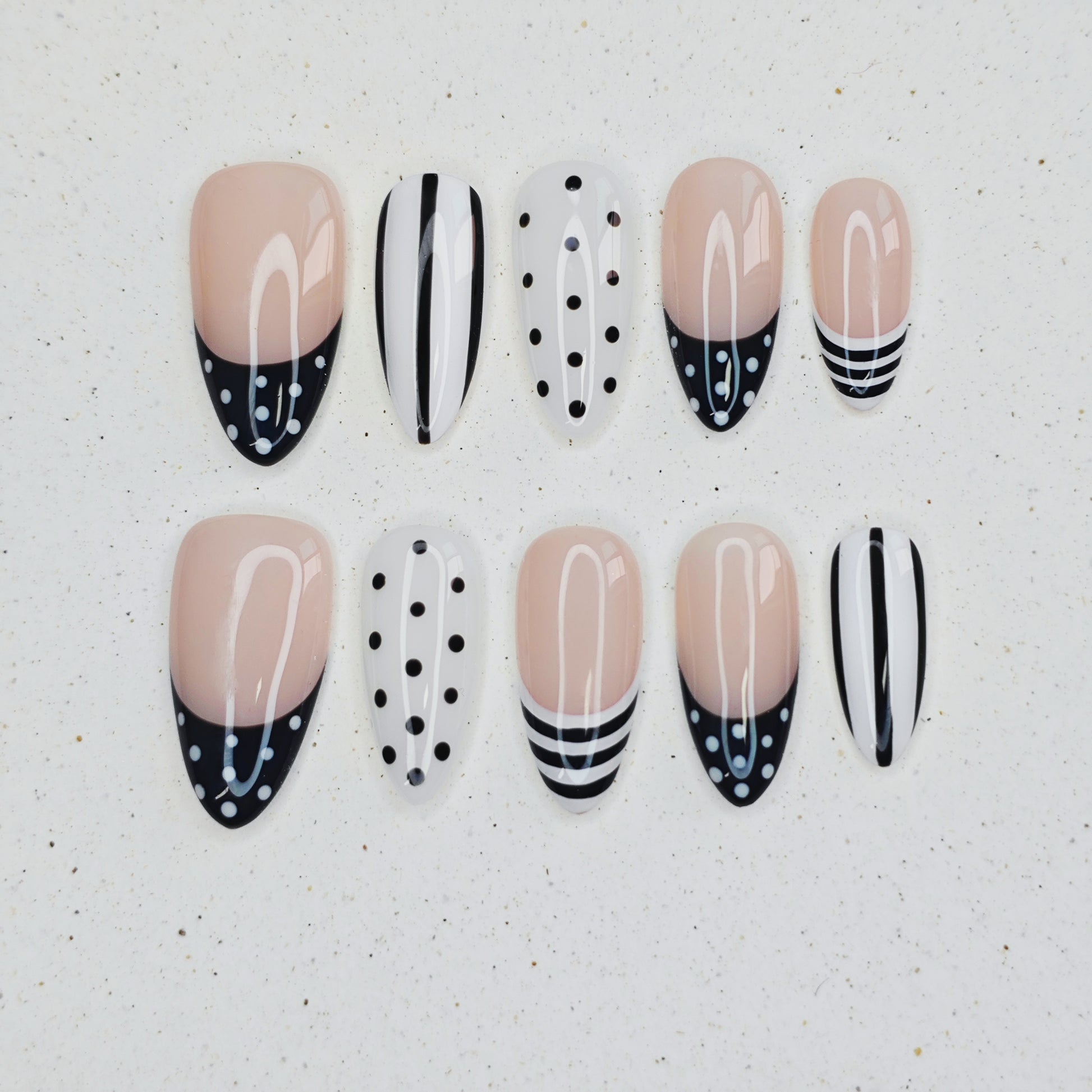 Minimalist Beat Press on Nails - black &  white color
