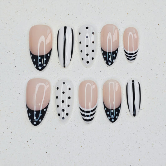 Minimalist Beat Press on Nails - black &  white color